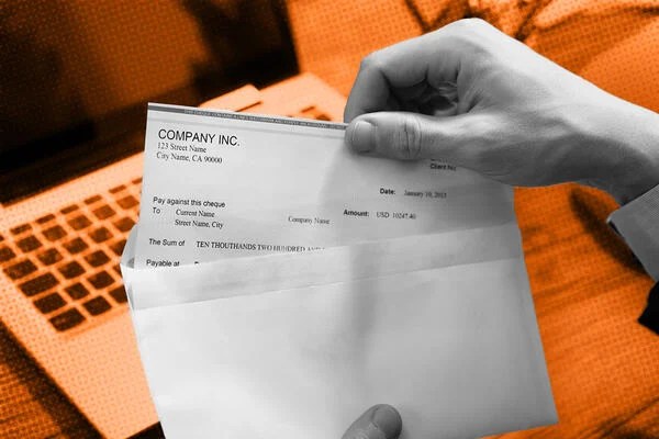 Administrador aumenta a inflação enquanto os salários dos professores ficam atrasados