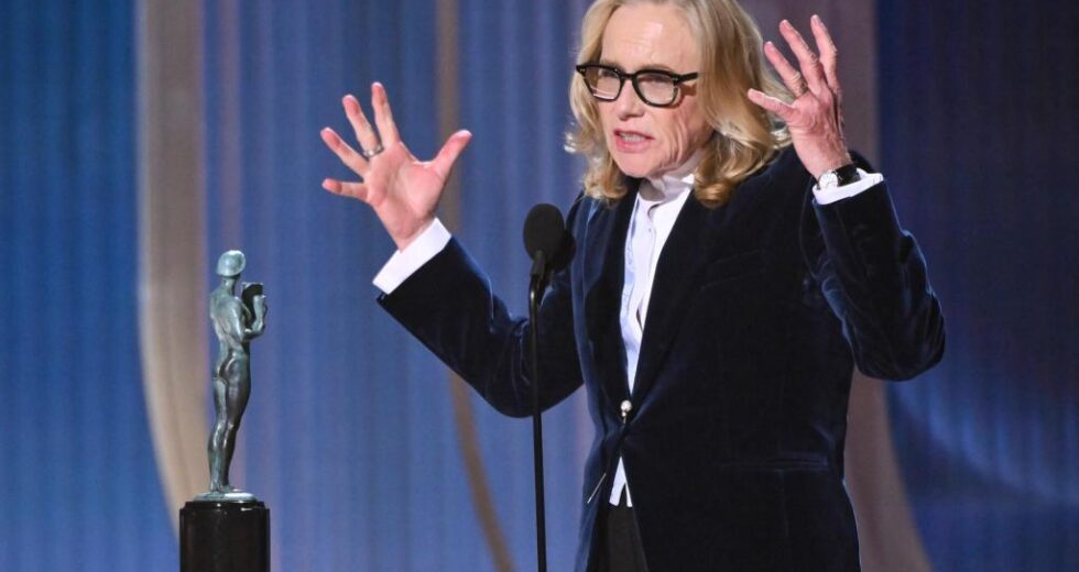 Amy Madigan ganha prêmio de ator por ‘Armas’ e compara o troféu ao boneco Ken