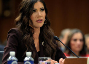 Trump demite chefe de segurança interna e responsável pela repressão à imigração, Kristi Noem