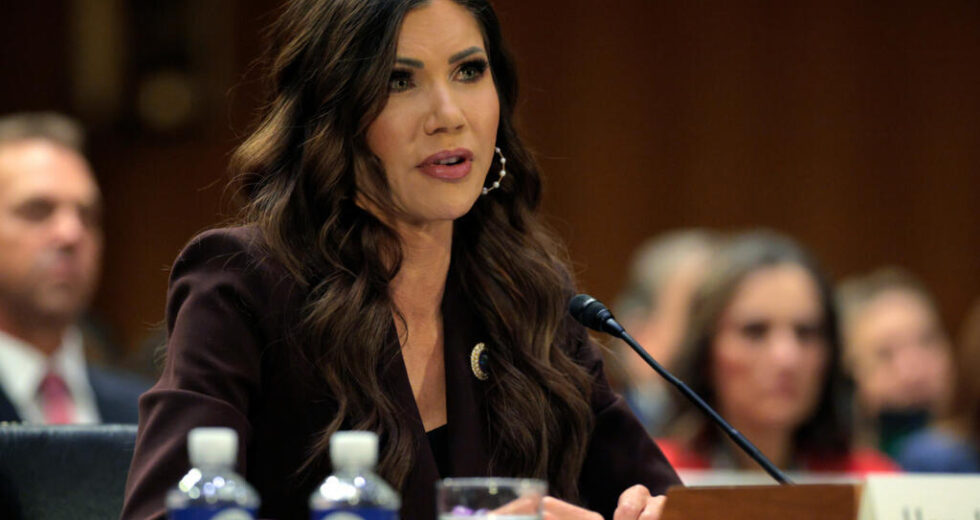 Trump demite chefe de segurança interna e responsável pela repressão à imigração, Kristi Noem