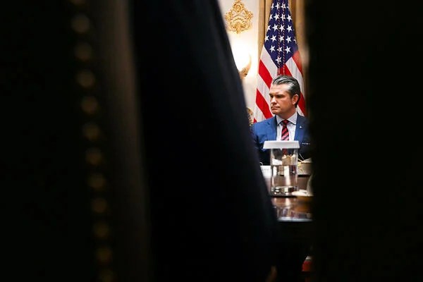 Hegseth está travando uma guerra contra as faculdades. Seus alvos não são claros.