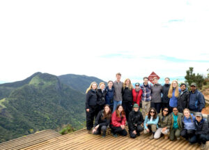 Estudantes da Queen’s University presos em Doha após ataque do Irã fechar o espaço aéreo