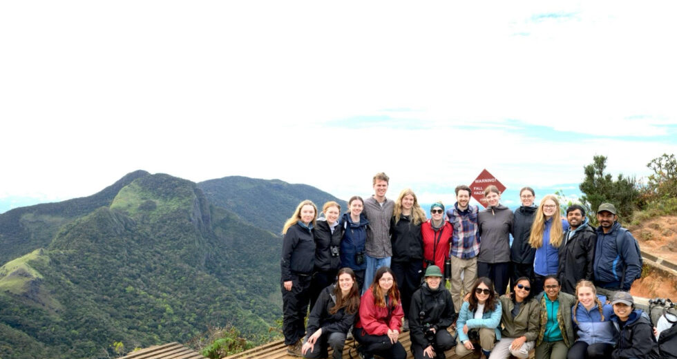 Estudantes da Queen’s University presos em Doha após ataque do Irã fechar o espaço aéreo