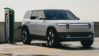 Rivian faz parceria com Uber para colocar milhares de robotáxis na estrada
