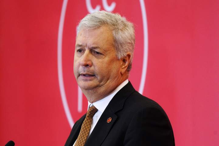 CEO da Air Canada pede desculpas por não conseguir se expressar adequadamente em francês