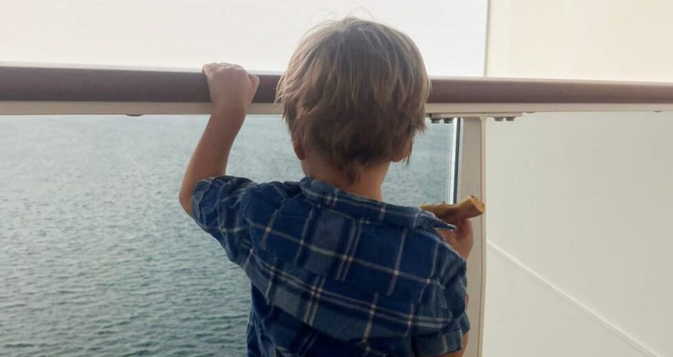 Mãe presa em navio de cruzeiro com filho de 3 anos em Dubai com mísseis disparando sobre sua cabeça | Notícias do mundo