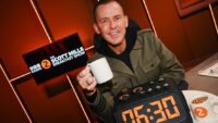 Quem substituirá Scott Mills na BBC Radio 2? As últimas probabilidades revelam o líder