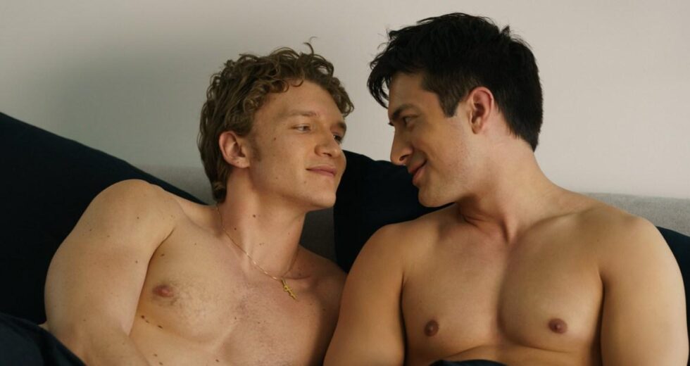 Estrelas do Heated Rivalry unem forças para condenar fãs por comentários ‘racistas e homofóbicos’