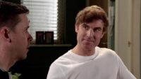 O ciúme de Theo aumenta em Coronation Street enquanto Todd vai para casa com outro homem | Sabonetes