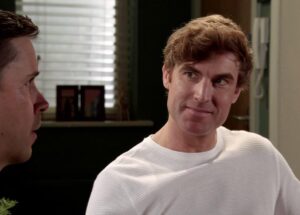 O ciúme de Theo aumenta em Coronation Street enquanto Todd vai para casa com outro homem | Sabonetes