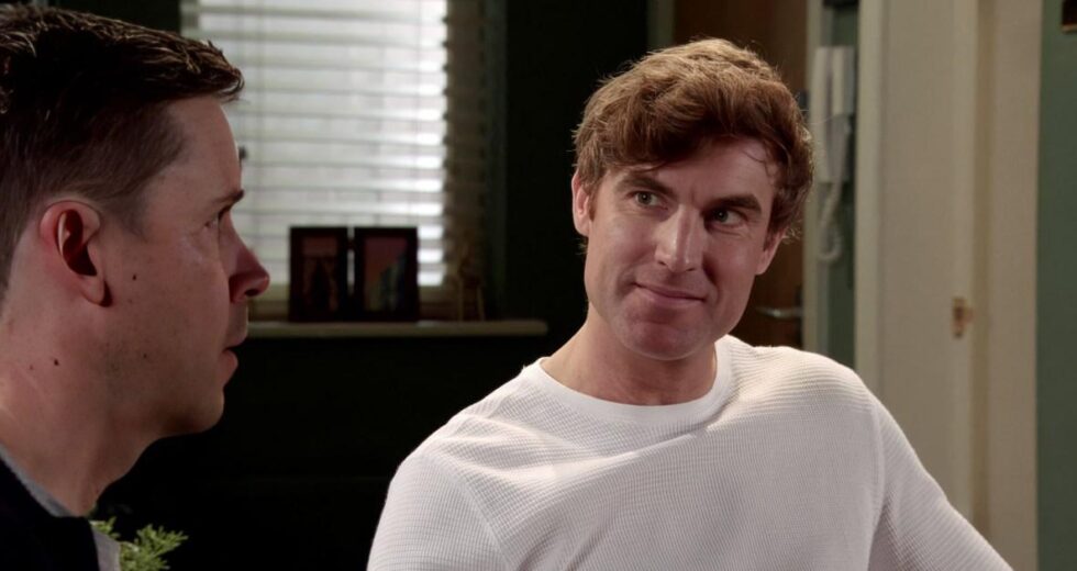 O ciúme de Theo aumenta em Coronation Street enquanto Todd vai para casa com outro homem | Sabonetes