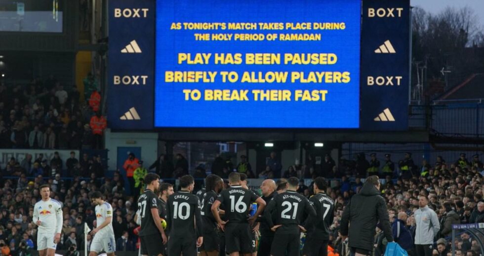 Pep Guardiola reage enquanto torcedores do Leeds United vaiam o intervalo do Ramadã | Futebol