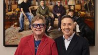 Sir Elton John ‘extremamente homenageado’ com a revelação de um retrato de família com filhos adolescentes