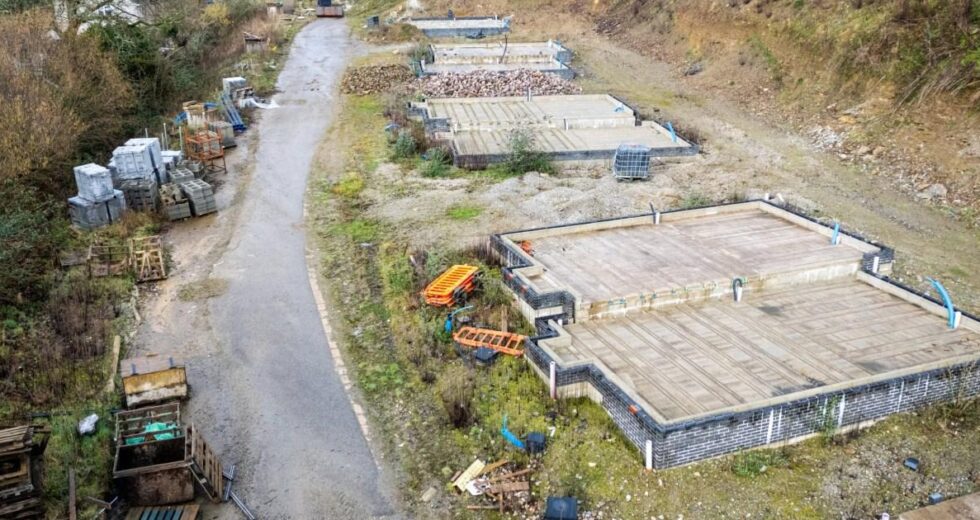 Aldeões furiosos com ‘propriedade fantasma’ deixada desocupada e sem casas acessíveis | Notícias do Reino Unido