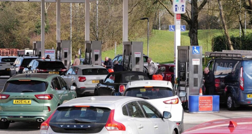 Como os preços da gasolina subiram desde o início da guerra no Irão – continuarão a subir? | Notícias do Reino Unido