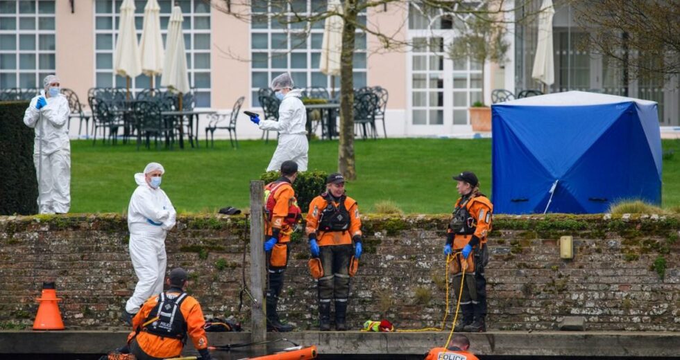 Investigação de assassinato iniciada após corpo de mulher encontrado perto de clube privado | Notícias do Reino Unido