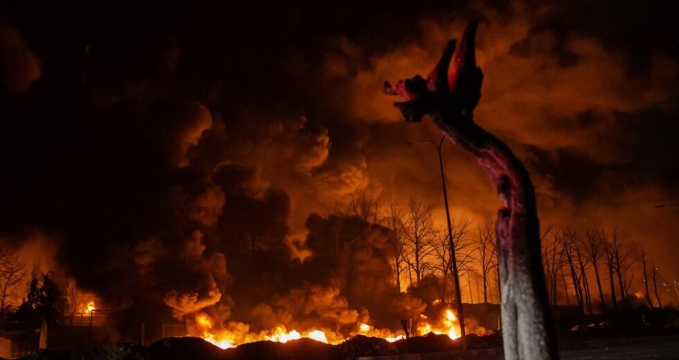 Motorista de táxi morto após drone abatido esmaga carro no coração de Dubai | Notícias do mundo