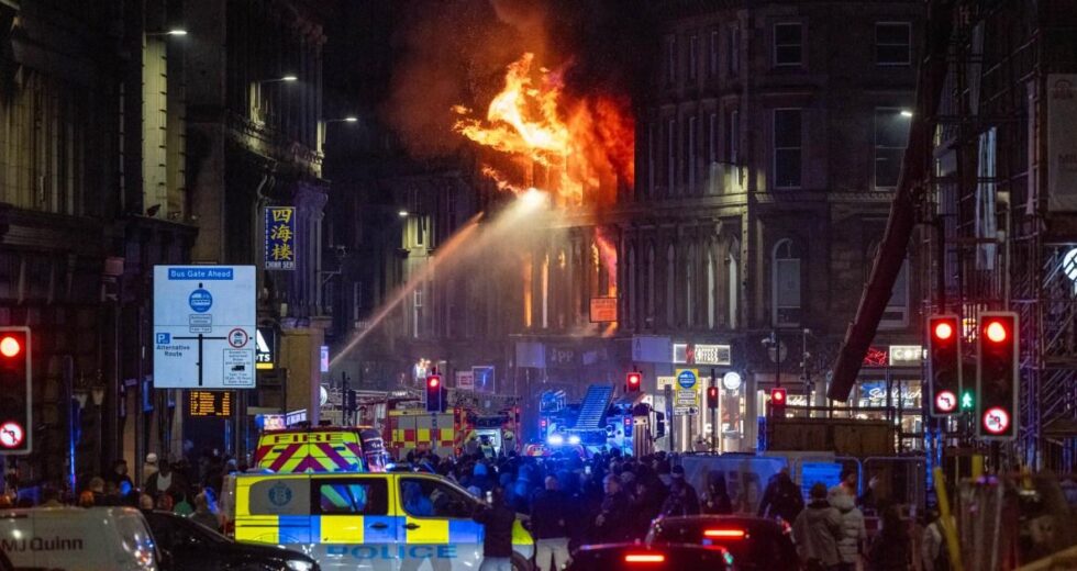 Serviços ferroviários suspensos em Glasgow Central enquanto incêndio atinge prédio perto da estação | Notícias do Reino Unido