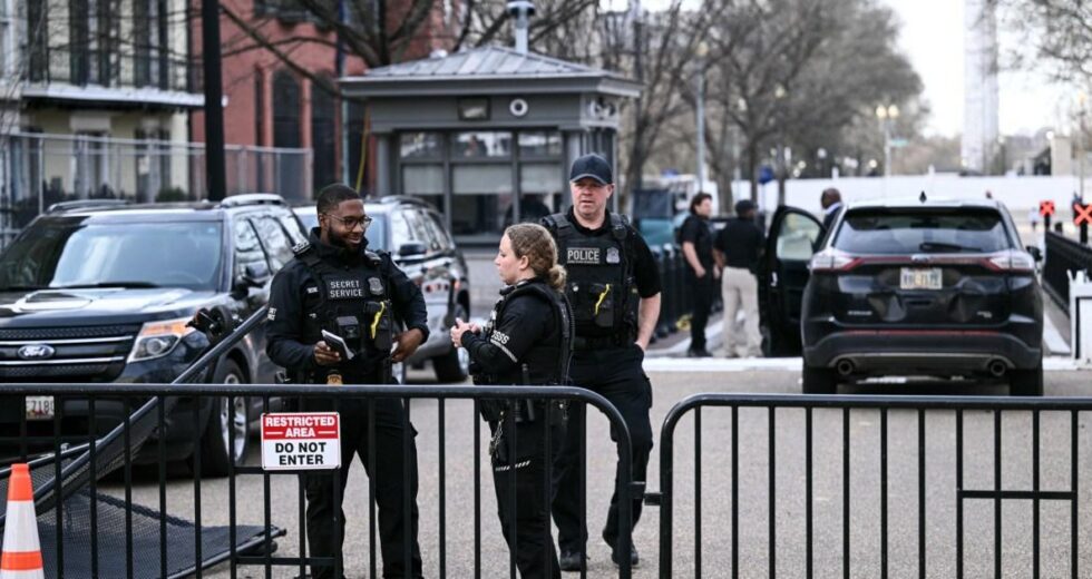Carro bate nos portões da Casa Branca, provocando resposta em massa da polícia | Notícias dos EUA