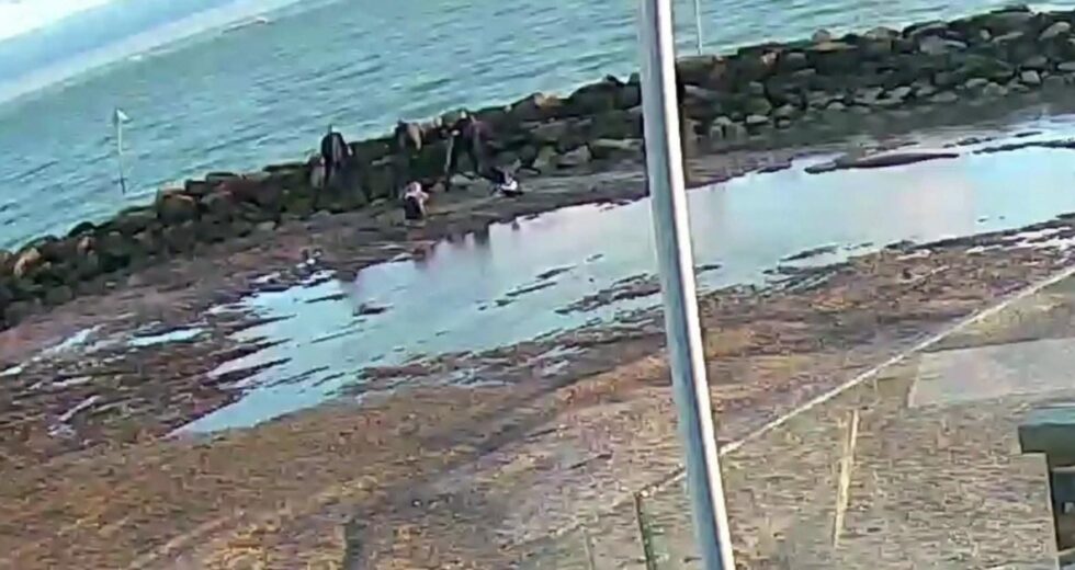 Mãe e filha afundam até a cintura na areia movediça na praia de Essex | Notícias do Reino Unido