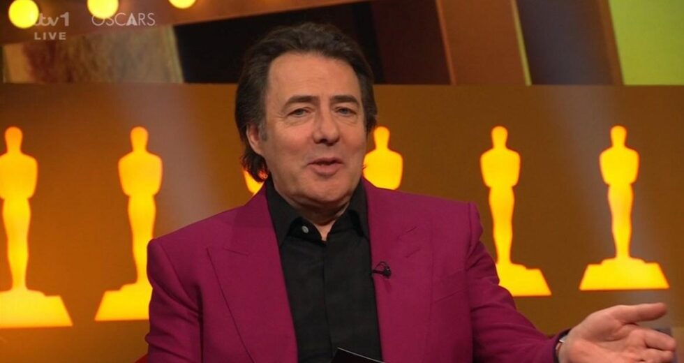 Jonathan Ross foi criticado por pronunciar incorretamente os nomes das estrelas na cobertura ‘embaraçosa’ do Oscar ITV