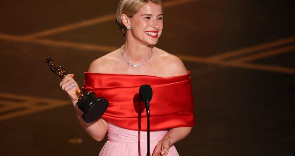 Por dentro da vida privada de Jessie Buckley, incluindo o marido misterioso que ‘nunca andará no tapete vermelho’ com ela