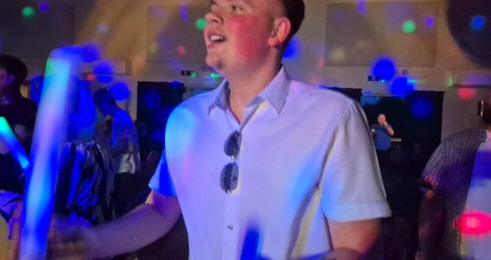 ‘Nosso filho morreu de meningite – tentamos alertar as universidades sobre os perigos’ | Notícias do Reino Unido