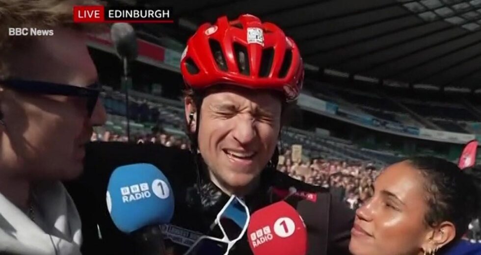 Greg James começa a chorar ao completar o desafio da Comic Relief, arrecadando £ 3.300.000