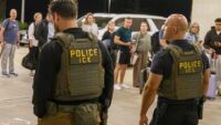 Agora Trump está colocando agentes do ICE nos aeroportos dos EUA – como isso afetará você? | Notícias dos EUA