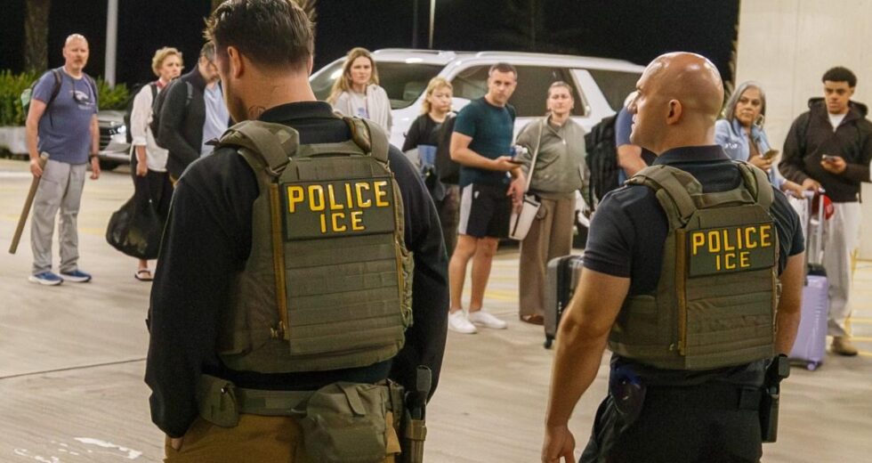 Agora Trump está colocando agentes do ICE nos aeroportos dos EUA – como isso afetará você? | Notícias dos EUA