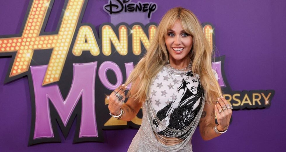 Os fãs estão descobrindo o inesperado ícone da Coronation Street em Hannah Montana | Sabonetes