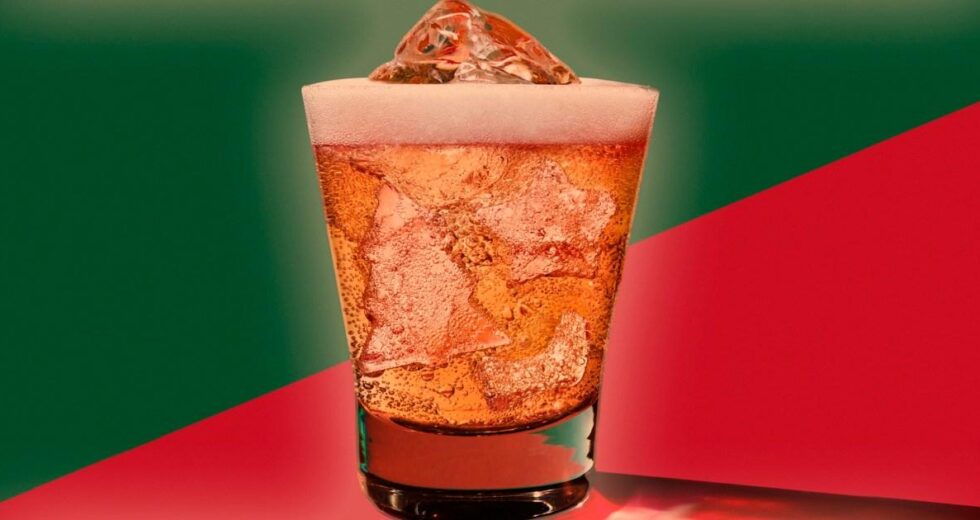 Você realmente bebe mais se pular o gelo?