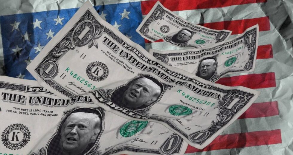 Primeiro tivemos cartões dourados de Donald Trump – agora ele está assinando notas de dólar | Notícias dos EUA