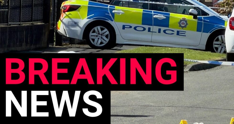 Quatro são presos por ‘assassinato’ de jovem encontrada na rua com ferimentos graves | Notícias do Reino Unido