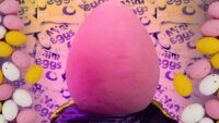 A Cadbury criou um Mega Mini Egg para a Páscoa – aqui é onde você o encontrará