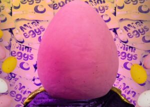 A Cadbury criou um Mega Mini Egg para a Páscoa – aqui é onde você o encontrará