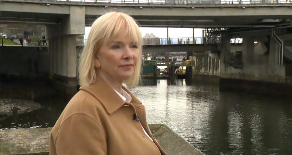 Governo do BC nega autorização de trabalho à parteira escocesa por falta no teste de inglês