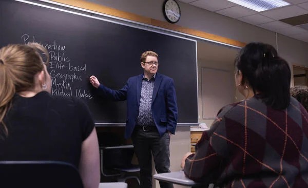 Como uma faculdade ajuda os alunos a navegar no discurso civil