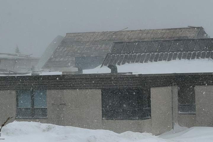 Ventos fortes arrancam telhado de escola e causam estragos em Alberta