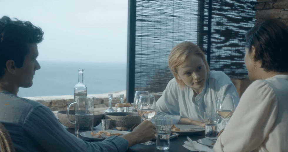 Emma Laird lidera tenso triângulo amoroso