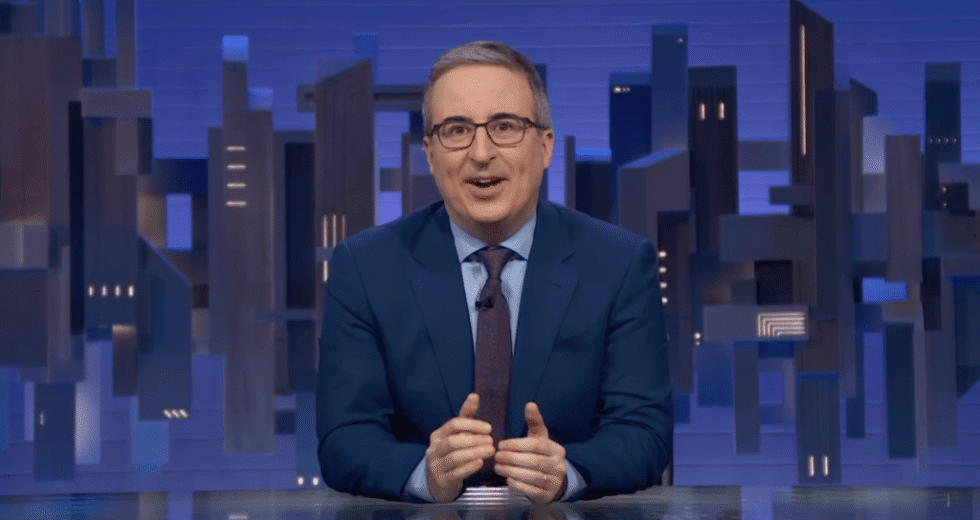 John Oliver denuncia comentários da mídia de Pete Hegseth, vídeos da guerra do WH no Irã