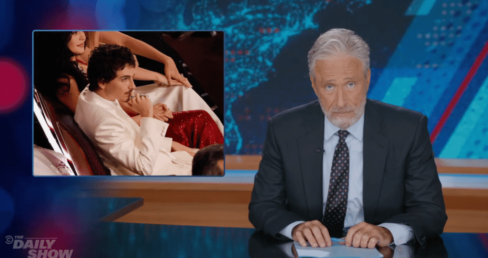 Jon Stewart se junta ao coro de Timothée Chalamet faz piadas sobre a perda pós-Oscar