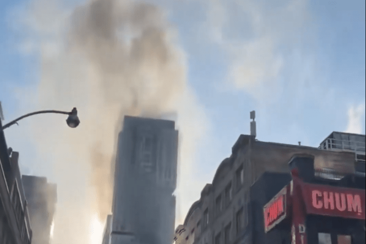 Explosões causadas por incêndio em telhados de prédios fecharam ruas no centro de Toronto