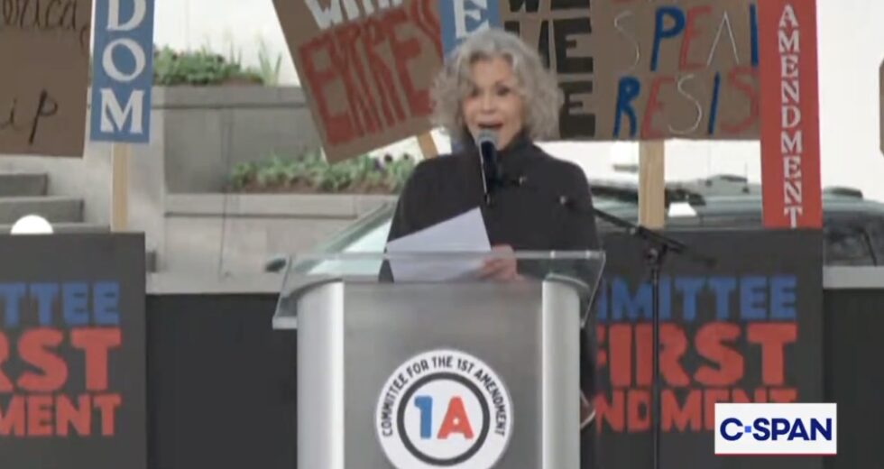 Jane Fonda lidera manifestação da Primeira Emenda para alertar sobre a fusão Paramount-WB