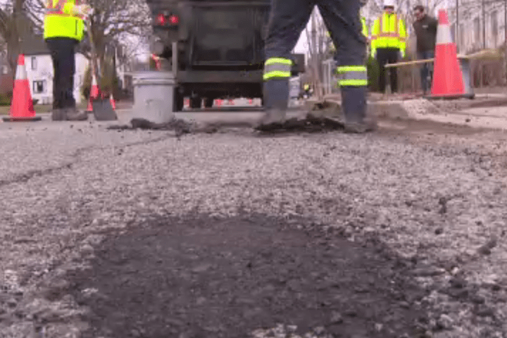‘Inverno brutal’ deixa as estradas de Toronto destruídas enquanto a cidade lança a terceira blitz de buracos