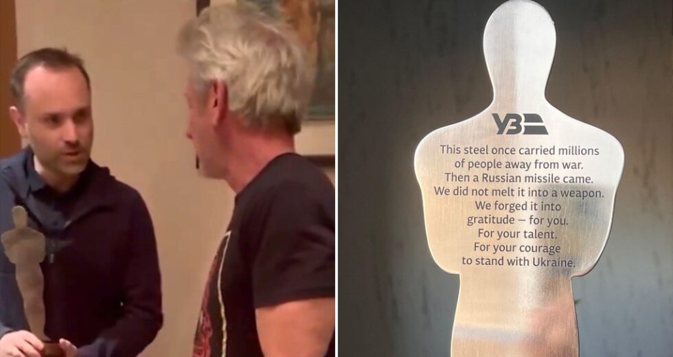 Sean Penn recebe Oscar Train-Metal Faux durante visita à Ucrânia