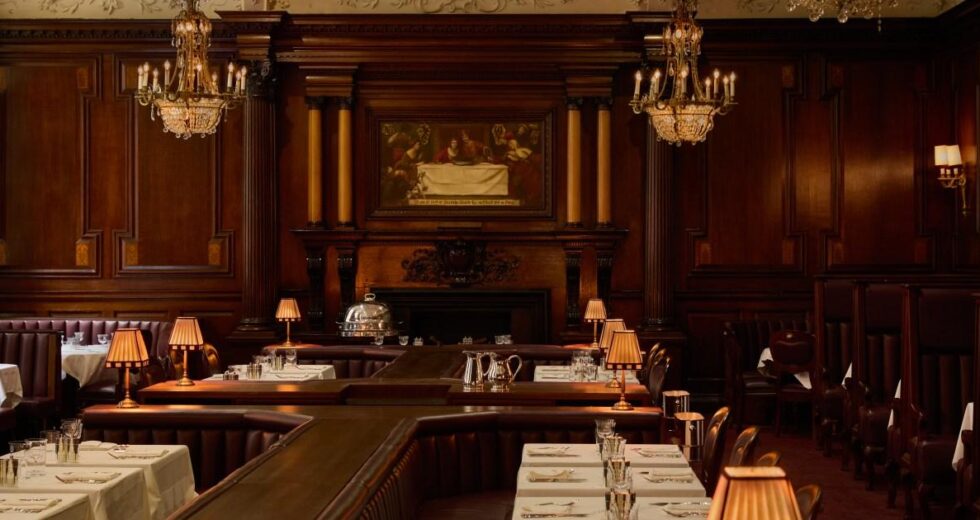 O restaurante ‘mais lendário’ de Londres acaba de reabrir e tem um carrinho de rosbife