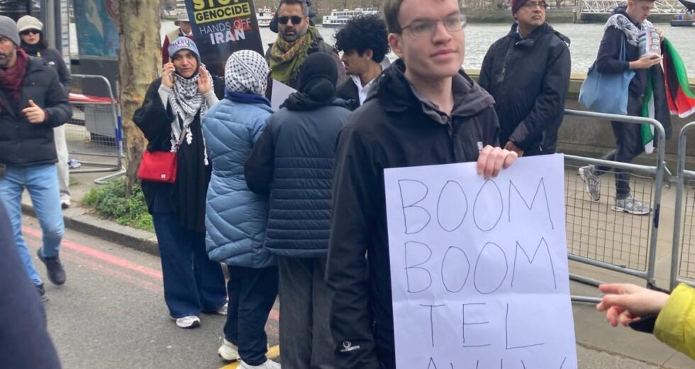 Cartazes ofensivos dizendo ‘boom boom Tel Aviv’ foram exibidos no protesto do Dia de Al Quds | Notícias do Reino Unido