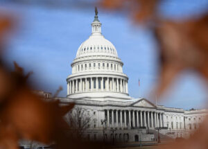 Irã ataca: Republicanos apoiam estratégia de Trump enquanto Democratas alertam sobre guerra ilegal