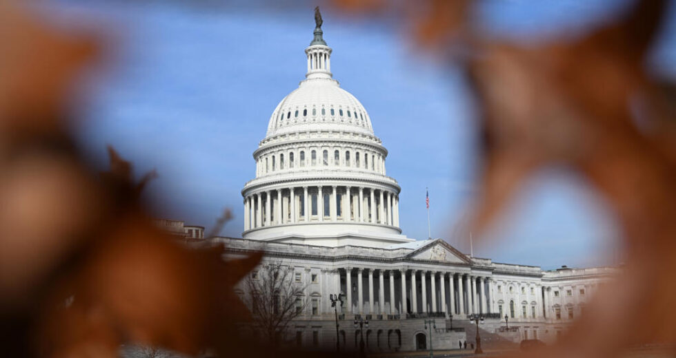 Irã ataca: Republicanos apoiam estratégia de Trump enquanto Democratas alertam sobre guerra ilegal